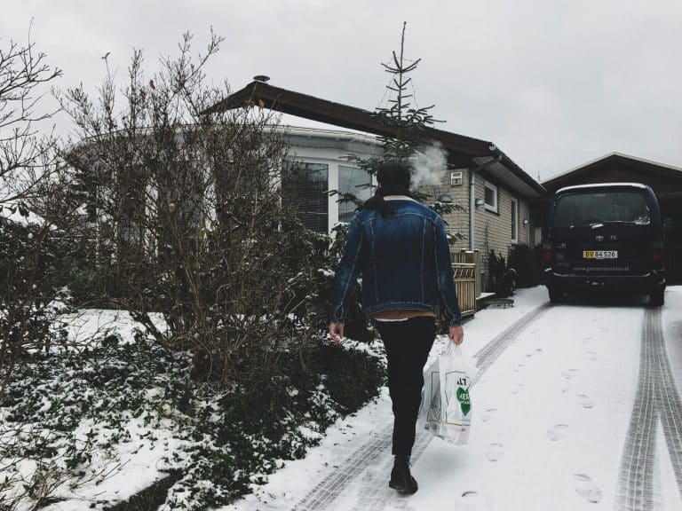 The Quiet Comeback of Low-Rise Jeans (And How to Style Them Now)